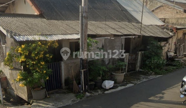 Rumah Tua Dekat Halte Busway Di Rawamangun