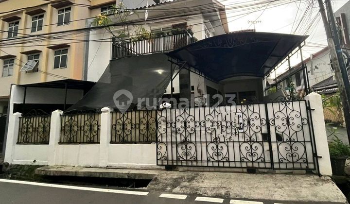 Rumah 4 Kamar dengan Carport 2 Mobil di Utan Kayu 2