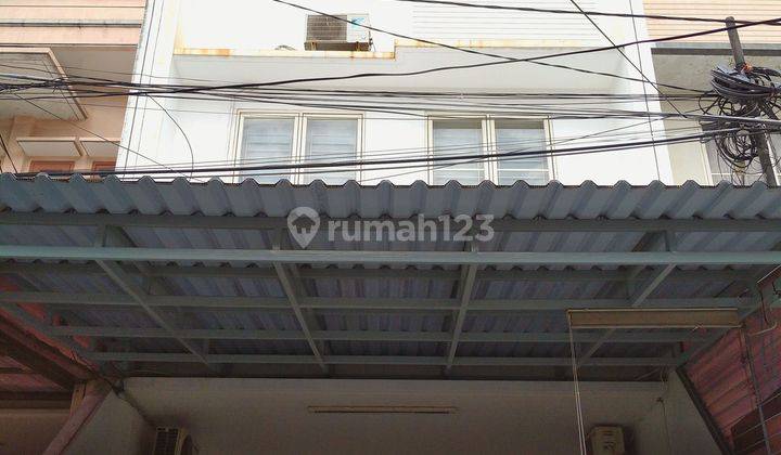 Rumah minimalist dekat tol Tomang Jakarta Barat  1