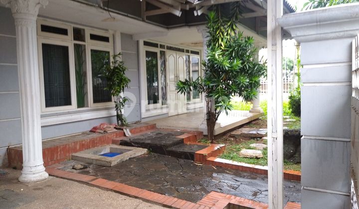 Two-story hook house in Pulomas, East Jakarta 2