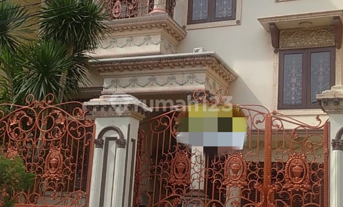 Rumah Mewah dengan 4 Kamar dan Garasi 2 Mobil di Pulomas 2
