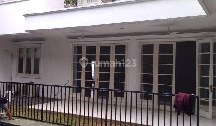 Rumah 4 Kamar Dekat Senayan City Jakarta Selatan  1