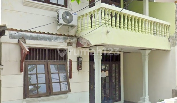 Old House in the Quiet Neighborhood of Utan Kayu Old House in the Quiet Neighborhood of Utan Kayu