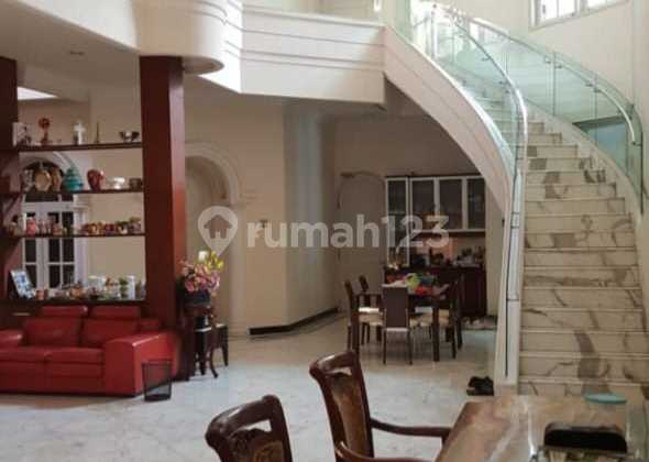 Rumah Mewah 4 Kamar dengan Kolam di Cempaka Putih