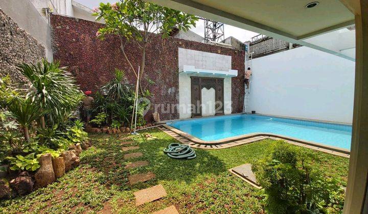 Rumah 4 Kamar Dekat Senayan City Dengan Kolam Renang 