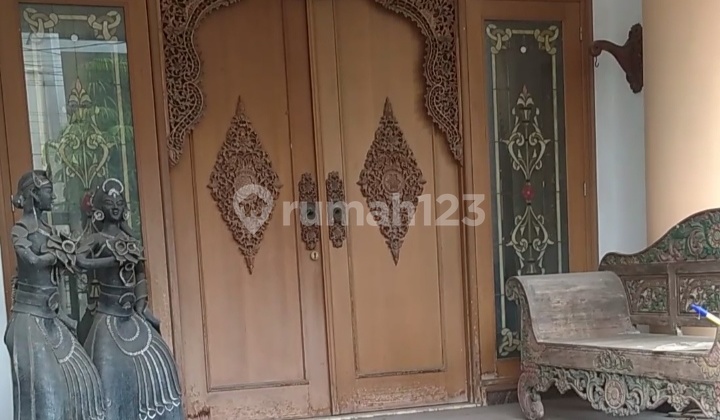 Rumah Bagi Penggemar Ukiran Kayu Dekat Pacuan Kuda Pulomas 