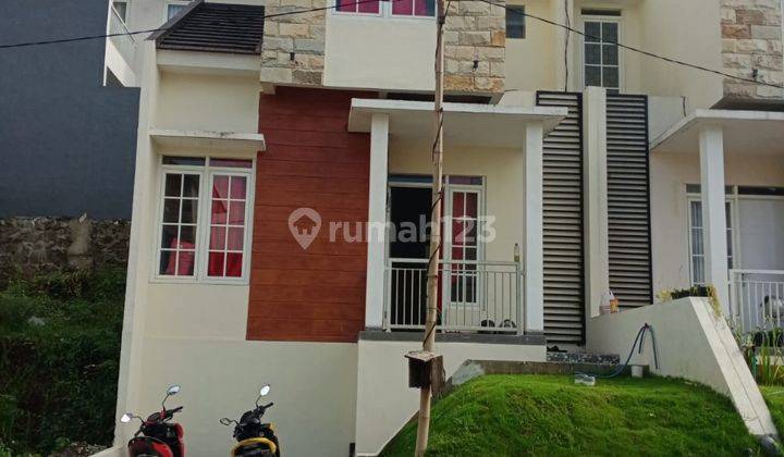 Rumah 2 Lantai Siap Huni Murah Strategis Dengan View Pegunungan Kota Batu  1