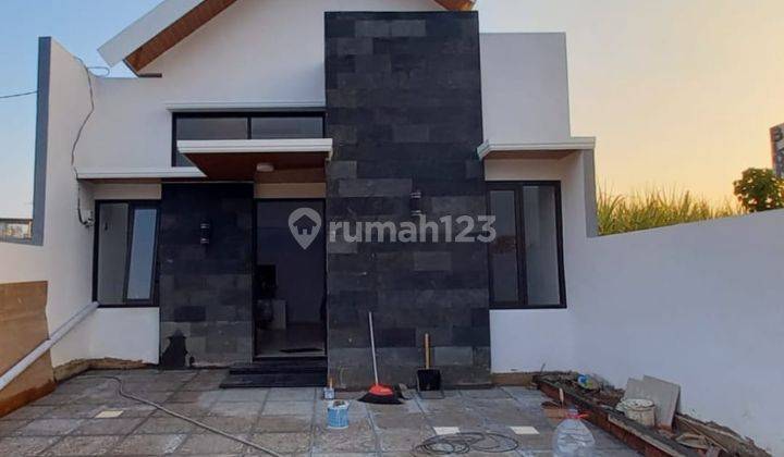 Rumah Modern Minimalis di Perumahan Istana Bandara Pakis Malang  1