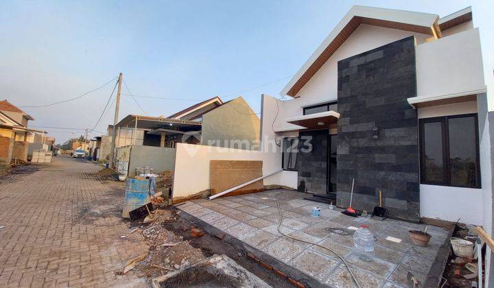 Rumah Modern Minimalis di Perumahan Istana Bandara Pakis Malang  2