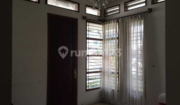 Ready-to-Occupy House in the Elite Area of Setiabudi East, South Jakarta. House Needs Minimal Renovation, SHM in Setiabudi. 2