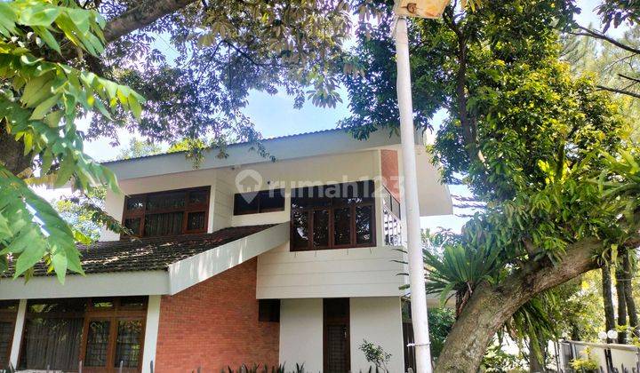 tampak depan rumah mewah hoek villa duta
