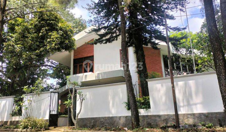 tampak depan rumah mewah hoek villa duta
