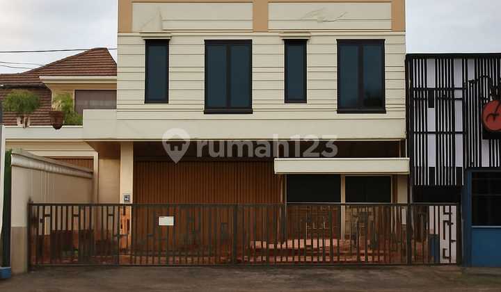 Ruko 2 Lantai Daerah Ramai Cocok Untuk Kantor atau Usaha 1