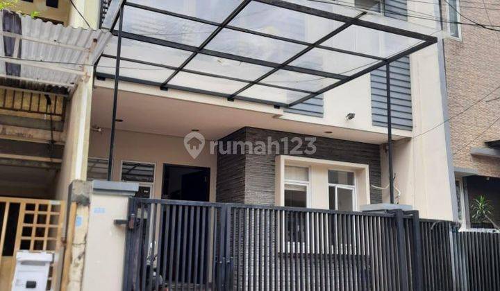 Rumah Bagus Bebas Banjir Kondisi Rapi Plafon Tinggi Di Taman Ratu 1