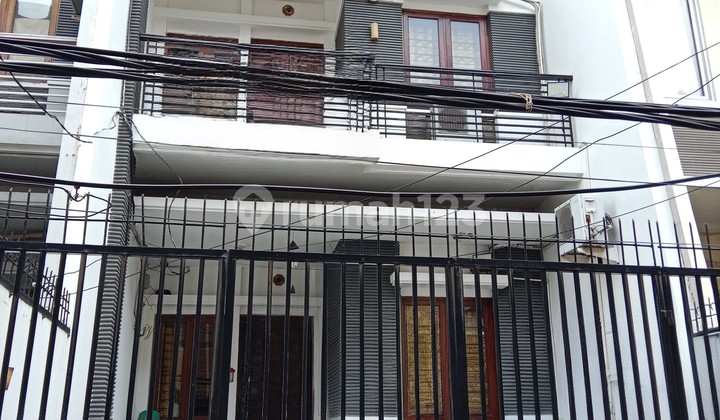 Grogol 3-Story House Neat Ready to Live Many Rooms Near Trisakti Grogol 3-Story House Neat Ready to Live Many Rooms Near Trisakti