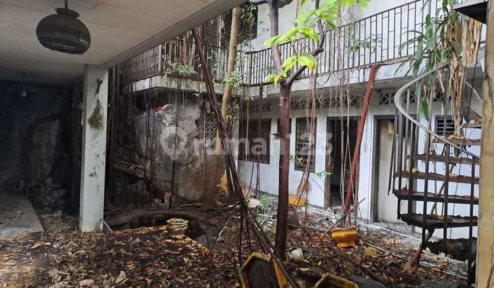 Strategic Old Land and House in Gambir Need to Be Rebuilt Strategic Old Land and House in Gambir Need to Be Rebuilt