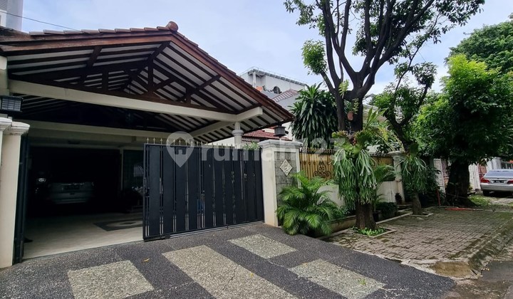 Rumah Di Jual Di Senopati Kebayoran Baru di Pujasera Blok S, Jl. Birah III, Rawa Barat, Kebayoran Baru, Kota Jakarta Selatan, DKI Jakarta, Indonesia, 12180, Senopati