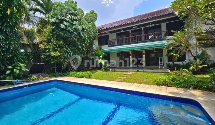 Rumah di kemang timur dengan design classic di wilayah yang tenang dan hijau, berada di lingkungan strategis Rumah di kemang timur dengan design classic di wilayah yang tenang dan hijau, berada di lingkungan strategis