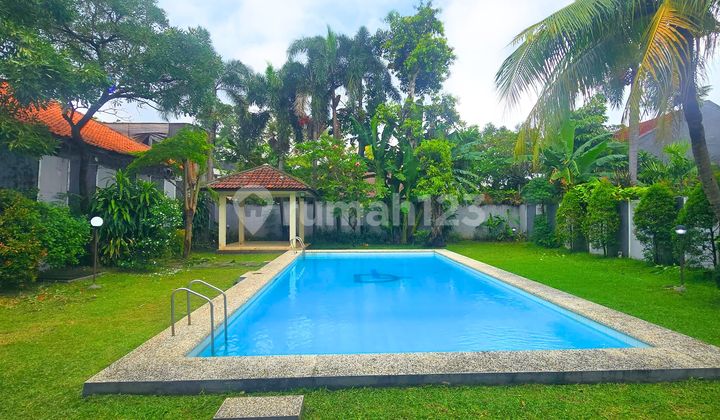 Disewa Rumah Area Kemang Dengan Lingkungan Tenang dan Halaman yang Luas  2