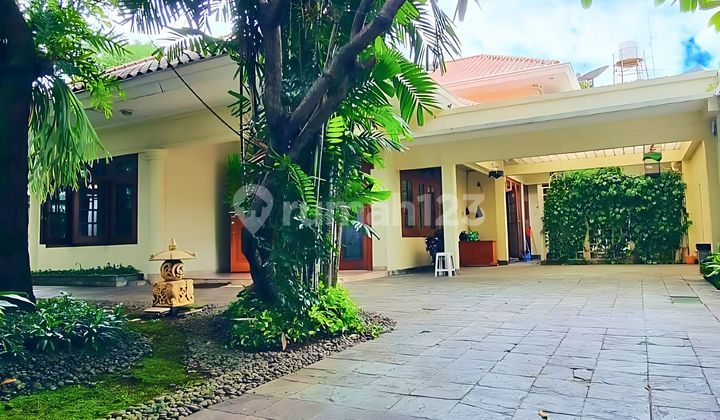 Measure the land! Land area 800m, 2 floors, access to Kuningan toll road, close to Kuningan mall, near MRT Setiabudi and Busway stop, house in Menteng.