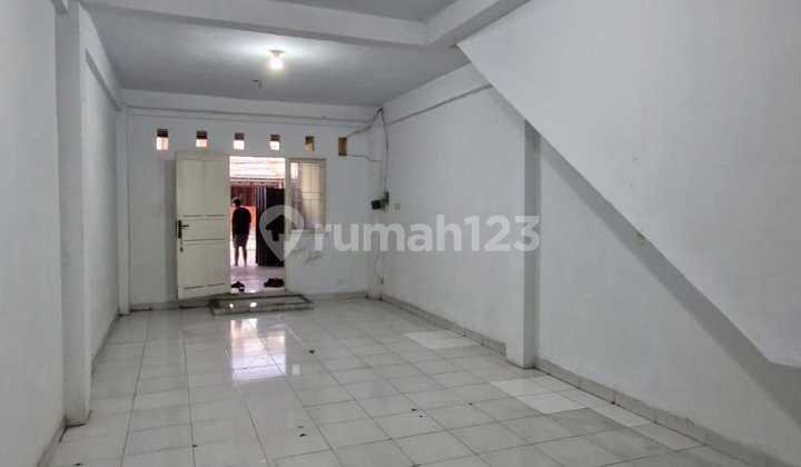 2-Story Shop House for Sale Cheap 80m2 Area in Poris Indah Ready for Business 2