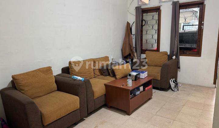 Duren Sawit, Old House, Livable, No Flooding, Strategic Location, Near Market, Near Place of Worship.