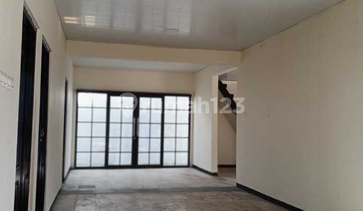 For Rent Spacious 300 M House in Pondok Bambu - Land Area 300 M², Near Kalimalang & Close to Toll Road 2