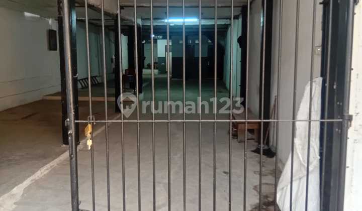 Rumah Kontrakan Senen, Jakarta Pusat. jalanan besar. Rumah Kontrakan Senen, Jakarta Pusat. jalanan besar.