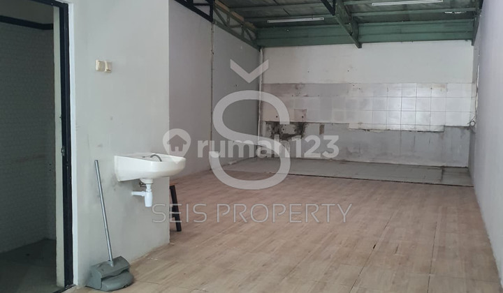 Shop House for Sale, Needs Minor Renovation, 128 m2, Freehold Certificate, Kota Baru Parahyangan, Bandung