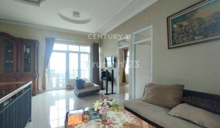 ruang tamu rumah mewah dengan kolam renang