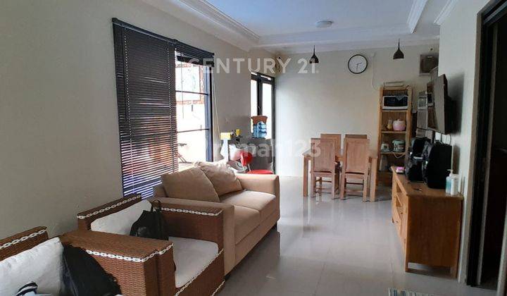 ruang tamu rumah strategis dengan kolam renang