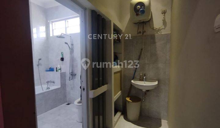 kamar mandi rumah mewah dengan kolam renang