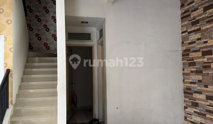 Green mansion, Rumah hoek, Pintu utama hadap utara, sisi lain BL 2