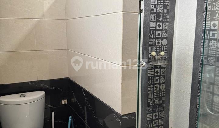 Green mansion, Rumah hoek, Pintu utama hadap utara, sisi lain BL Green mansion, Rumah hoek, Pintu utama hadap utara, sisi lain BL