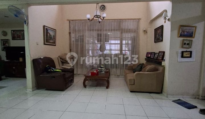 A house with a Land Area of 350 m2 and Building Area of 200 m2 in Bintaro Jaya, 3+2 bedrooms, 3+1 bathrooms, with a Freehold Title. 1