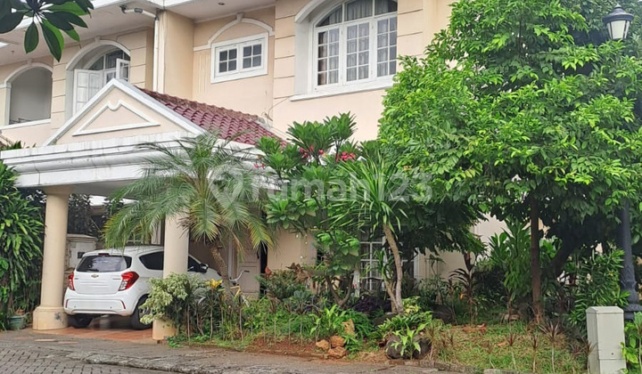 Ready-to-Occupy and Comfortable Hook House in Ciputat 2