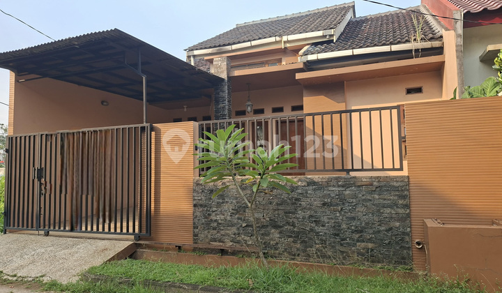 Ready-to-Occupy Home with a Comfortable and Lush Residence in Ciputat