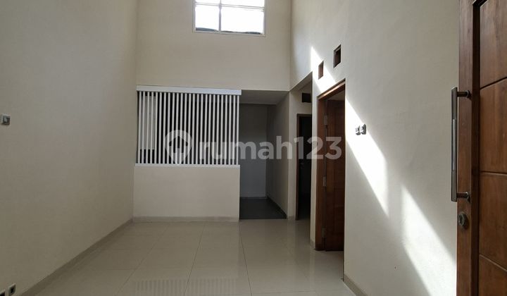 Ready-to-Occupy House with Comfortable and Lush Living in Sector 9 Bintaro 2