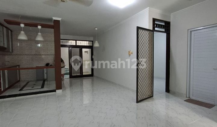 Beautiful House in South Jakarta 4+1 BR 2+1 BT, Land Area 200 m2 Building Area 240 m2 SHM Certificate @Graha Raya