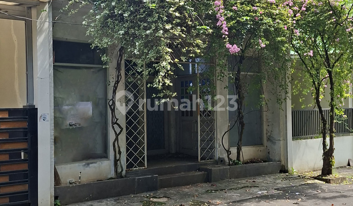 Rumah Hitung Tanah Luas dengan Lokasi Strategis @Graha Bunga