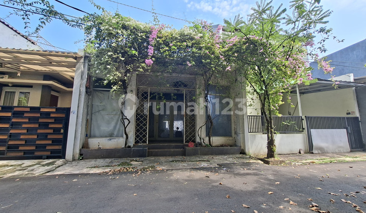 Rumah Hitung Tanah Luas dengan Lokasi Strategis @Graha Bunga 2