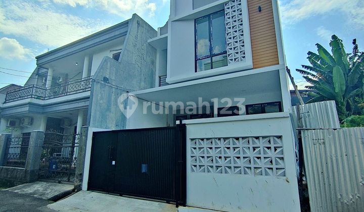 Rumah Baru 3 Lantai Dalam Komplek di Pondok Bambu