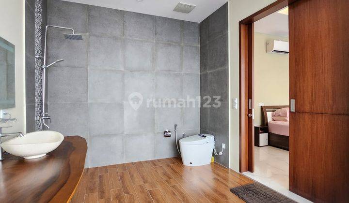 Rumah modern full furnished dalam komplek bebas banjir di pulomas 2