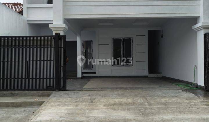 Rumah dalam komplek akses jalan lebar di  area pondok kelapa 1