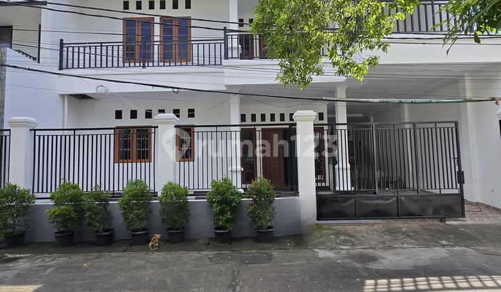 Rumah Strategis Dalam Komplek Bebas Banjir Di Duren Sawit