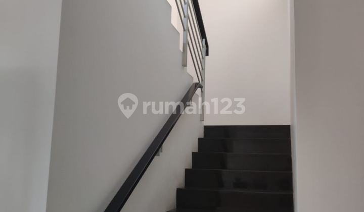 Rumah nyaman 2 lt di Graha Family, dekat club house 2