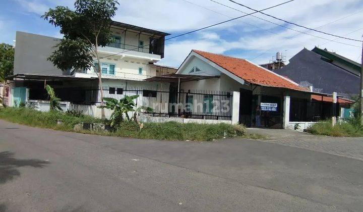 Rumah usaha siap huni, 3 lantai, lokasi pusat kota, di Jemur Andayani 1