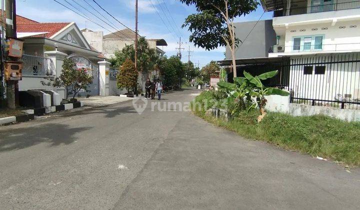 Rumah usaha siap huni, 3 lantai, lokasi pusat kota, di Jemur Andayani 2