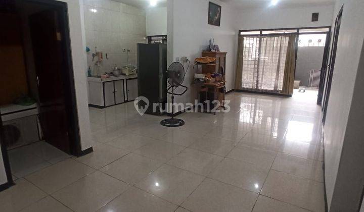 ruang tamu rumah di pondok candra shm