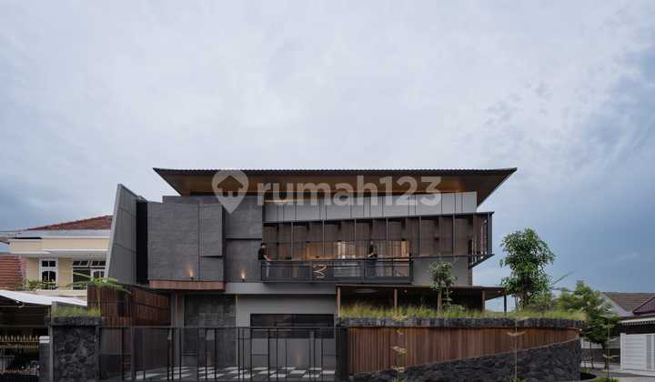 New Luxurious Brand New 2-Story House in Manyar Kertoadi with Hook 2